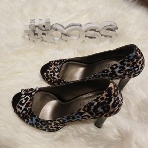 NWOT 👠Westies Emmy Leopard print peep toe heel